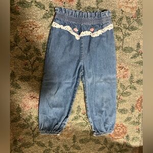 Adorable vintage baby jeans with pink flowers and lace trim babyjeans 🤍💐
Size 4